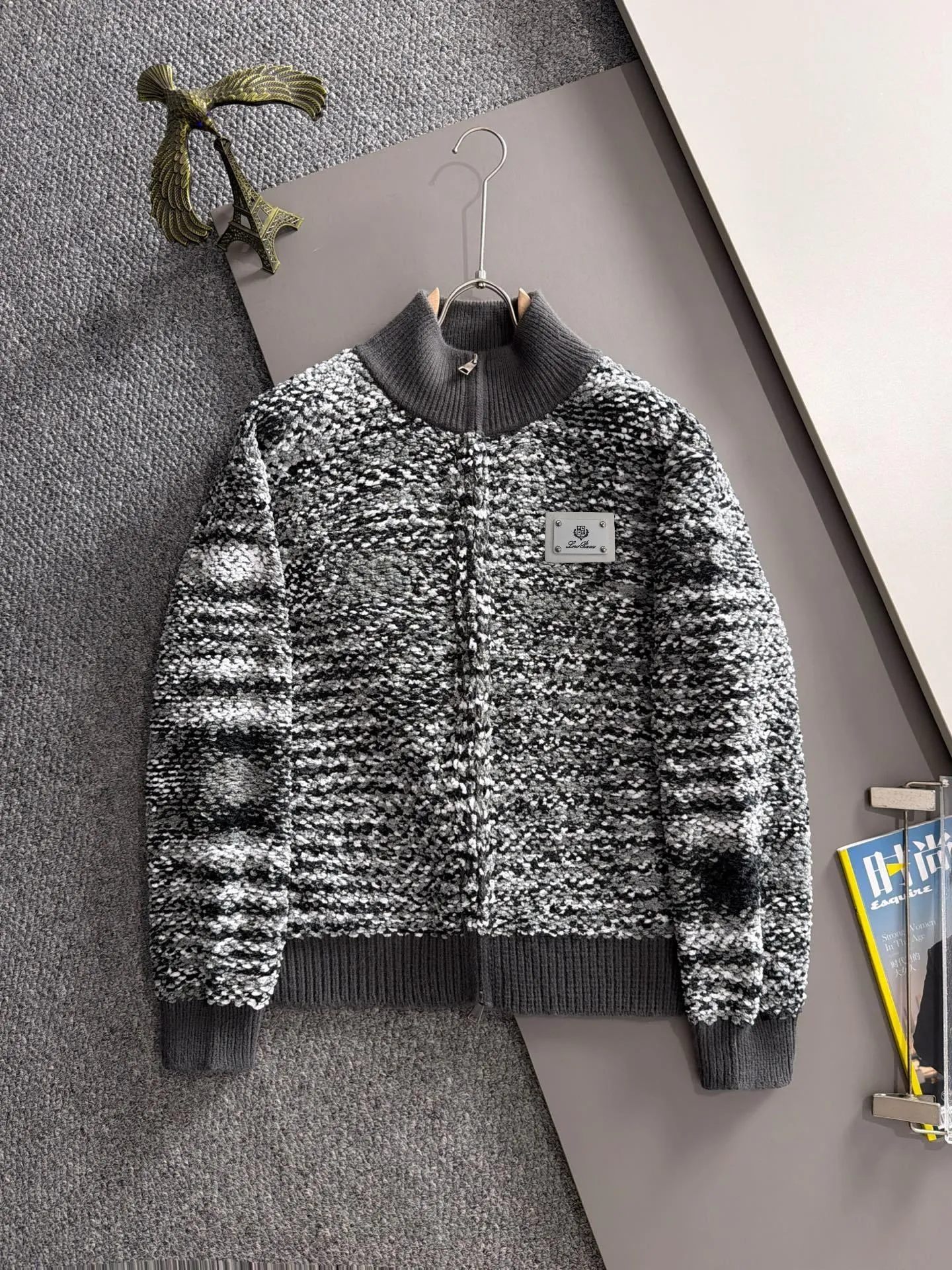 LP Loro Piana's 2026 autumn and winter latest sweater jackets from the official website are now on sale at the counter for Hot Sale! Specially made of wool blended fabric. It feels comfortable and can be directly in contact with the skin. The logo badge is exquisitely embroidered, which is extremely eye-catching! The details highlight the fashionable charm of big brands. Exquisite workmanship. Three-dimensional cutting style. The wearing effect is invincible and handsome! All three standards are complete! Sizes:M-3XL
